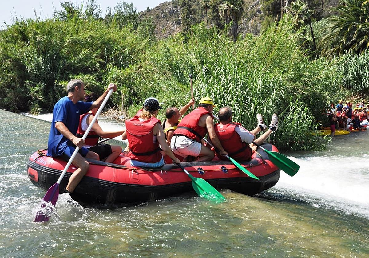 Un grupo de turistas realiza el descendimiento del río Segura.