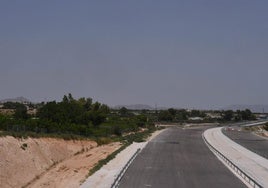 A la izquierda, terrenos próximos al Arco Noroeste, en el tramo aún en obras, que el Ayuntamiento de Las Torres de Cotillas quiere recalificar para uso industrial.