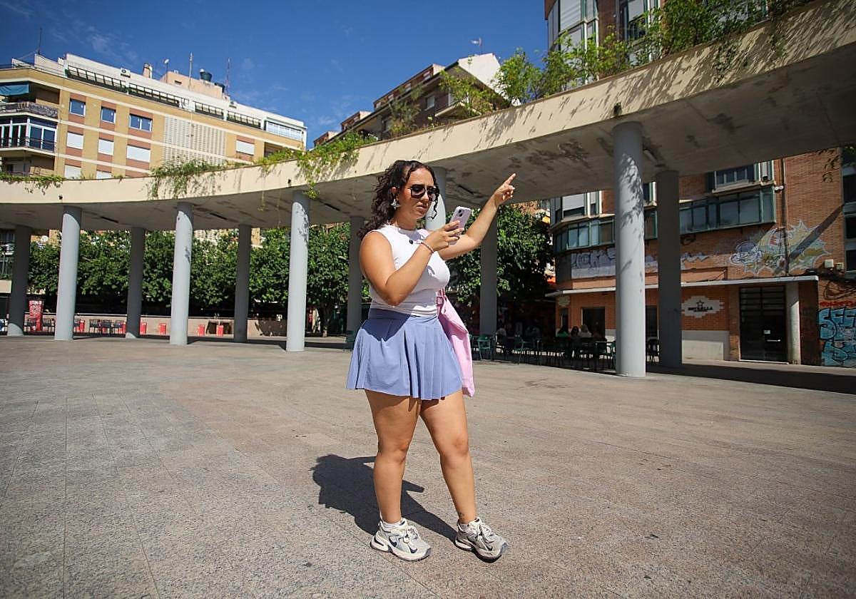 Dunia Cruz, estudiante de grado superior en Murcia, en las inmediaciones de la plaza de la Merced.