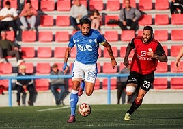 Gaffoor, del Molinense, conduce ante Florian, del Cieza, en un partido del curso pasado.