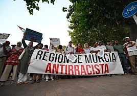 Un momento de la manifestación contra el racismo celebrada este lunes en Murcia.