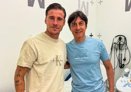 Dani Aquino junto al médico del equipo, Paco Martínez.
