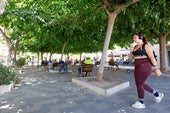 Vecinos de San Cristóbal en una de las plazas de la barriada.