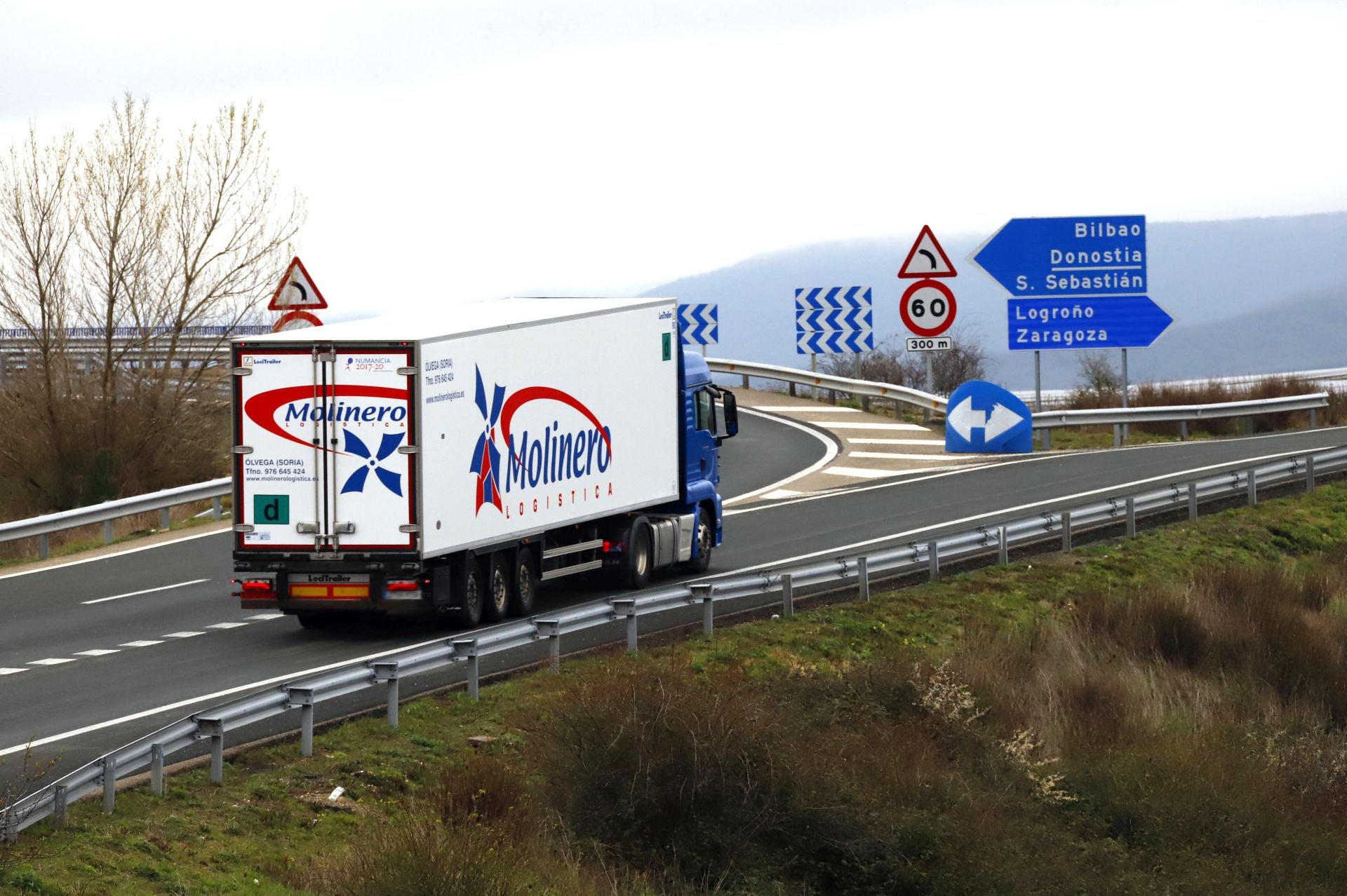 Camiones circulando por la carretera, en imagen de archivo.