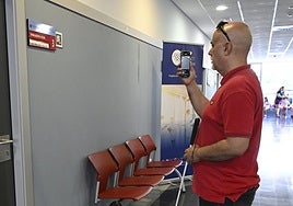 David Sánchez, presidente de Retina Murcia, prueba el sistema Navilens este martes en el centro de salud de Floridablanca.