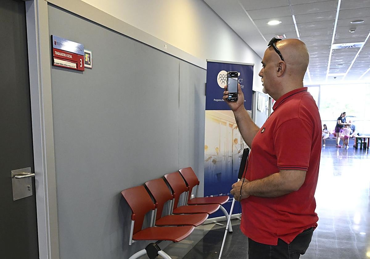 David Sánchez, presidente de Retina Murcia, prueba el sistema Navilens este martes en el centro de salud de Floridablanca.