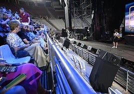 Momento del anuncio de la suspensión del concierto.