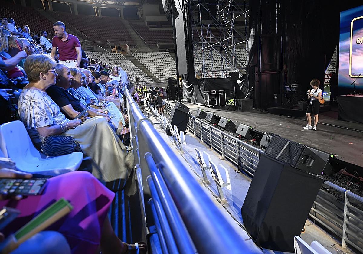 Momento del anuncio de la suspensión del concierto.