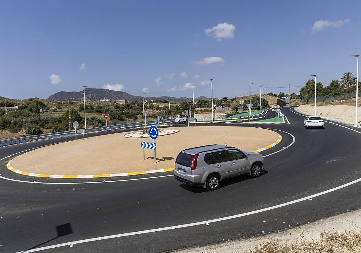 Coches y furgonetas circulan por la nueva rotonda, en el cruce que conduce a El Portús.