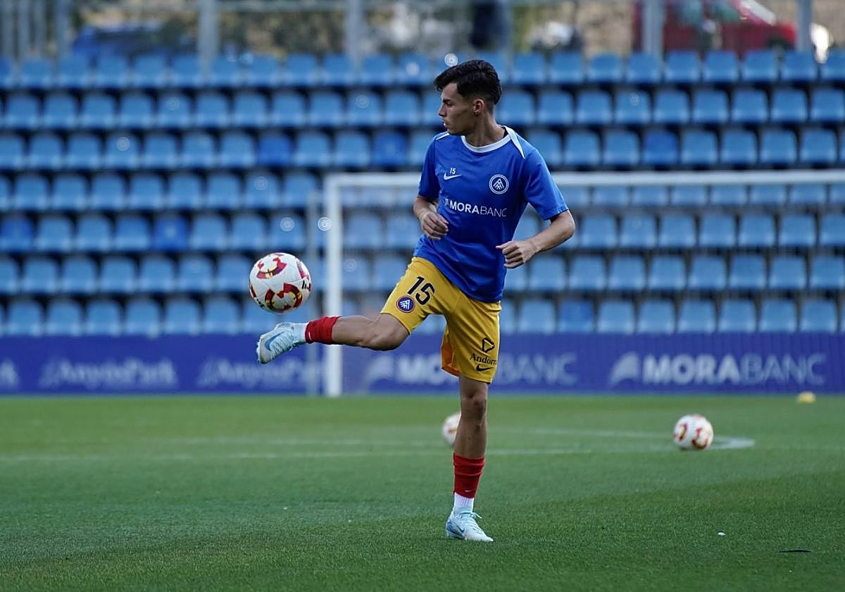Luismi Redondo dando toques a el balón.