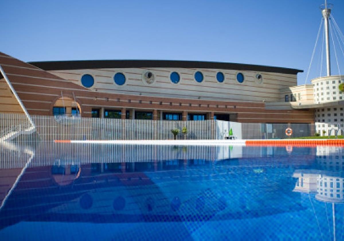 Piscina exterior en la ciudad deportiva de Torrevieja.