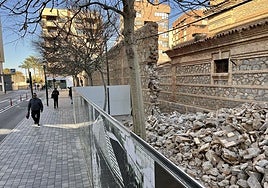 Momento de la paralización del derribo del muro de la Cárcel Vieja el pasado febrero.