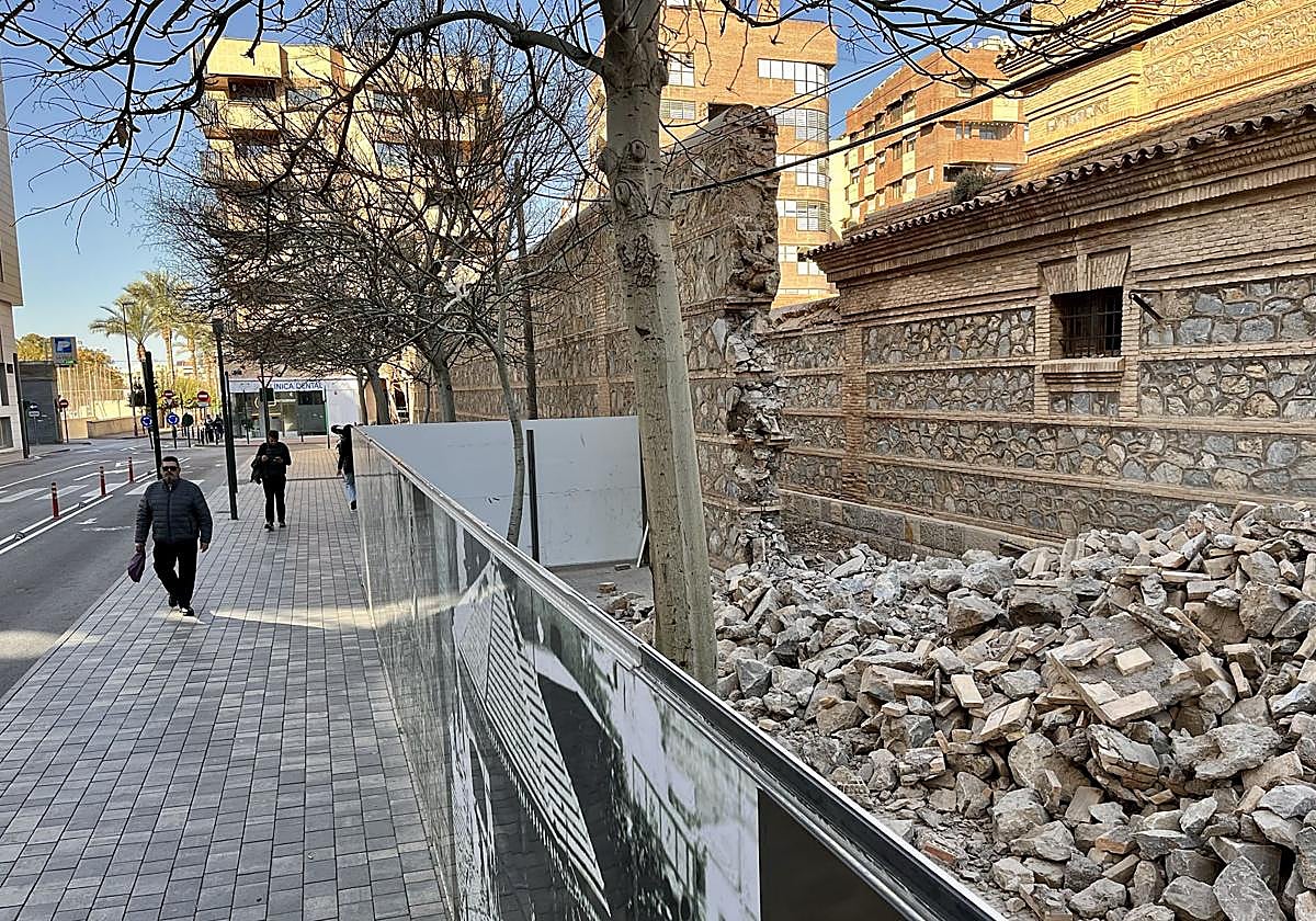 Momento de la paralización del derribo del muro de la Cárcel Vieja el pasado febrero.