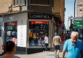 Viandantes en la avenida Juan Carlos I, la arteria principal de la ciudad.