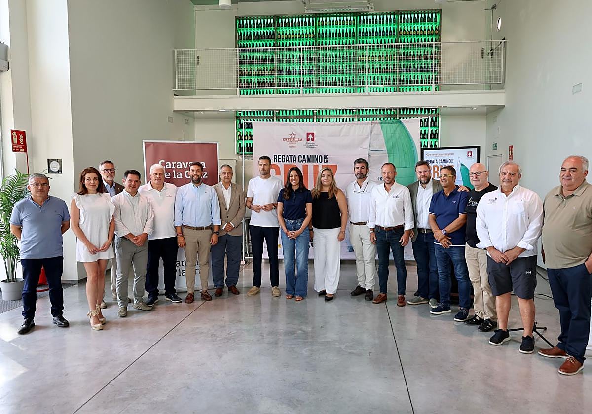 Foto de familia de la presentación de la novena edición de la regata.
