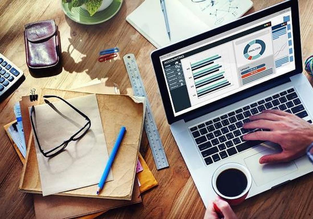 Imagen de archivo de una persona trabajando.