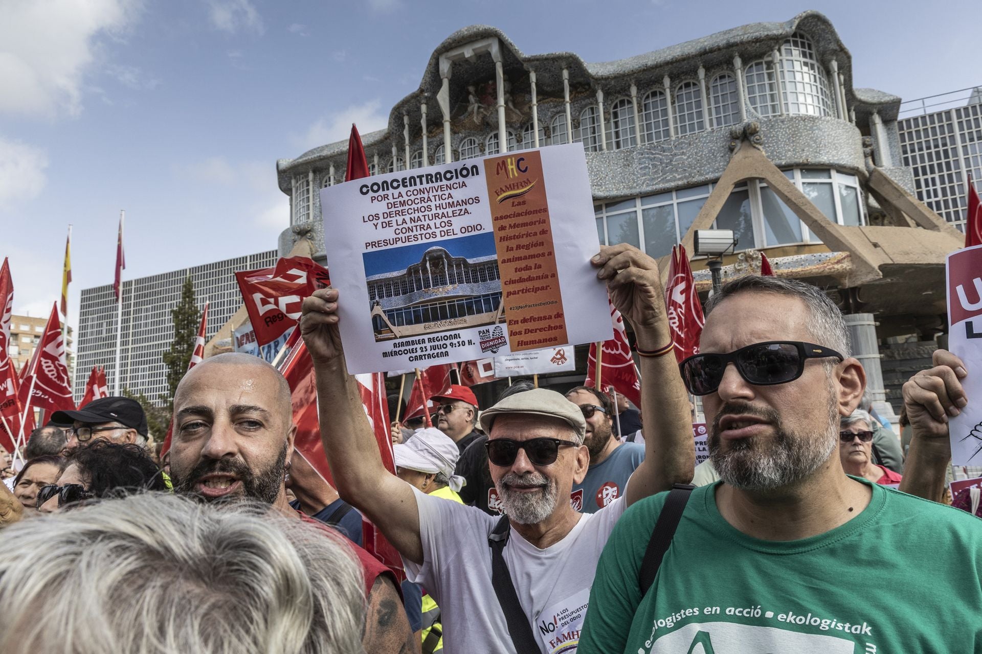 La concentración contra los Presupuestos a las puertas de la Asamblea Regional, en imágenes