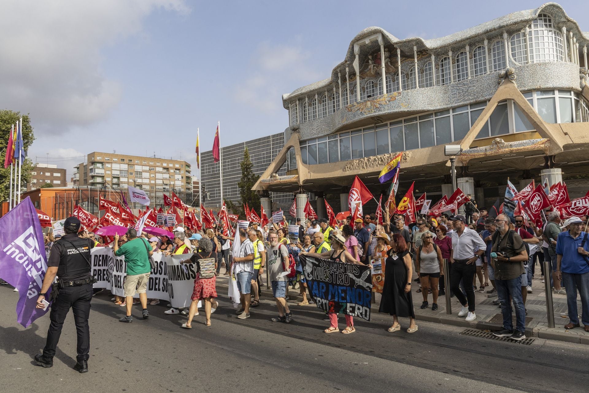La concentración contra los Presupuestos a las puertas de la Asamblea Regional, en imágenes