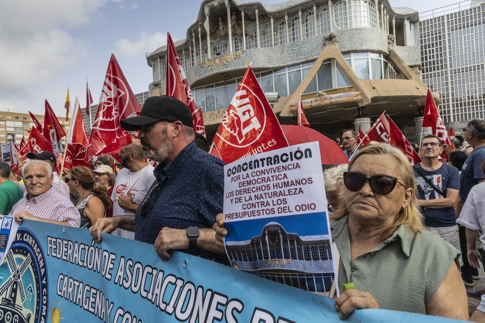 La concentración contra los Presupuestos a las puertas de la Asamblea Regional, en imágenes