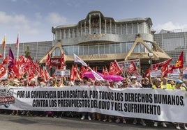 Los manifestantes en la puerta de la Asamblea Regional en Cartagena