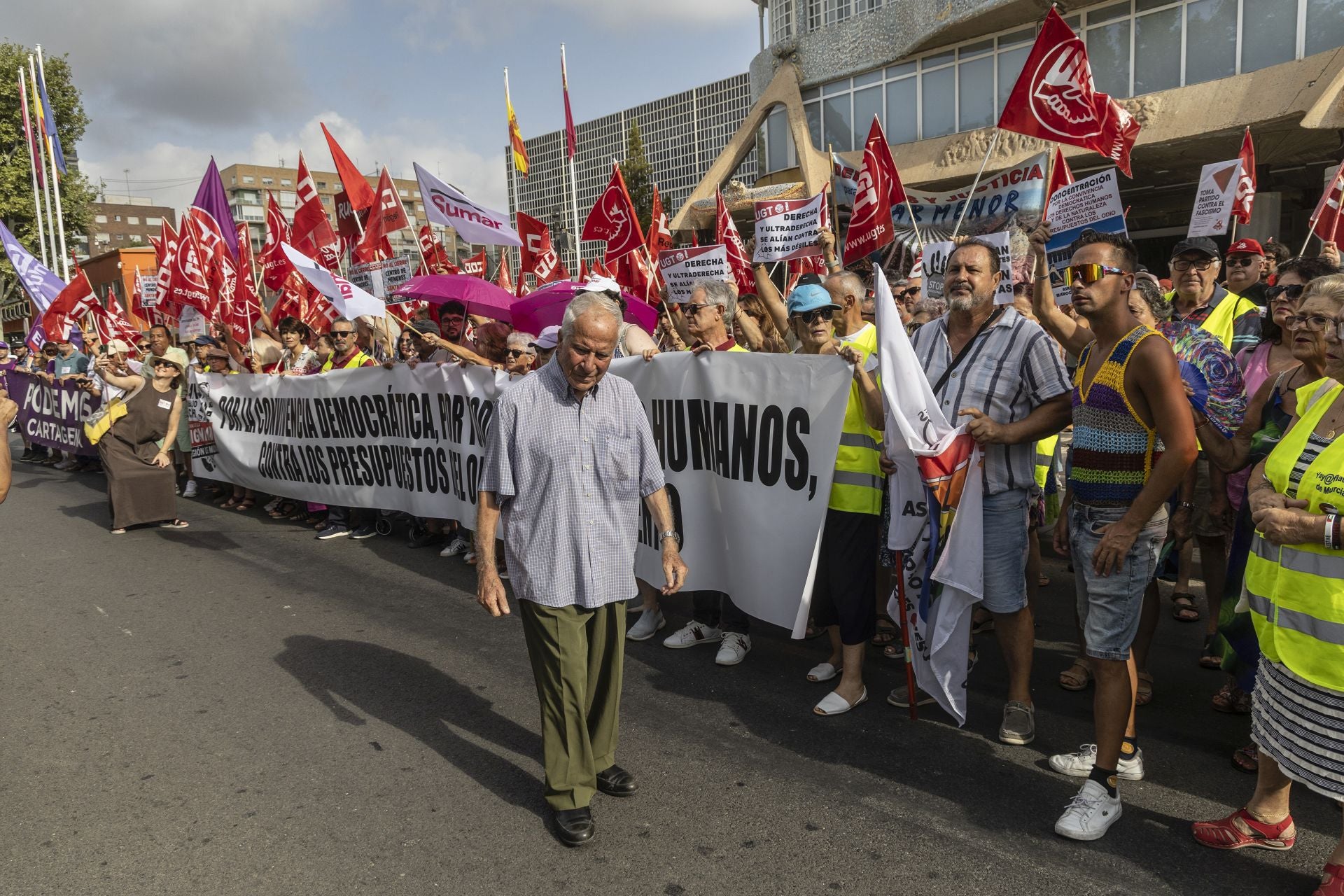 La concentración contra los Presupuestos a las puertas de la Asamblea Regional, en imágenes