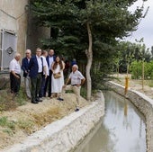 La comitiva del Ayuntamiento, encabezada por el alcalde, visita las obras de la acequía Benetúcer.