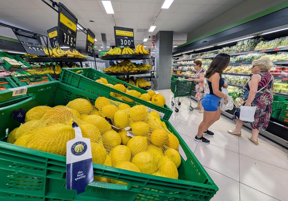 Limones, a la venta, en un supermercado de la Región.