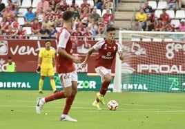 Jorge Yriarte, mediocentro del Real Murcia la temporada pasada, conduce el balón en un partido ante el Yeclano Deportivo.