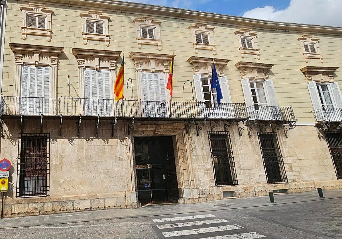 Entrada principal de la sede consistorial de Orihuela.
