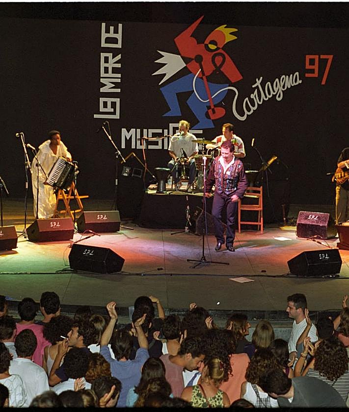 Imagen secundaria 2 - Con la Sinfónica. Vicente Amigo, con la Orquesta Sinfónica de la Región de Murcia (1998). Raíz. Martirio y Compay Segundo (1998). Radio Tarifa. Edición de 1997. 