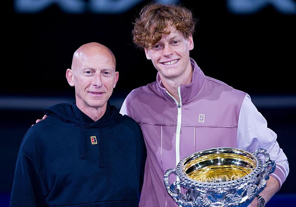 Jannik Sinner posa con Umberto Ferrara tras ganar un torneo el año pasado.