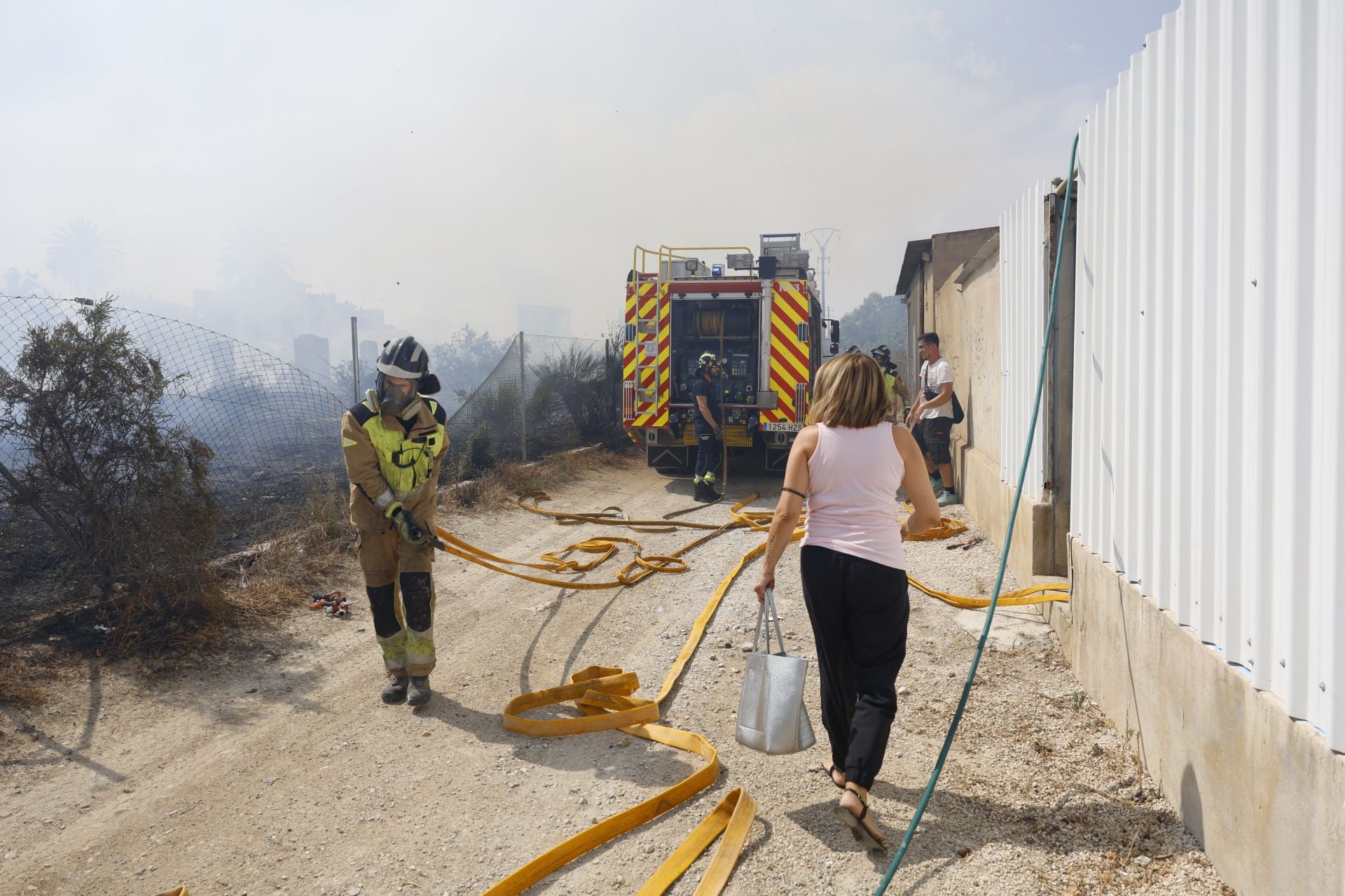Las imágenes el incendio en un solar de Cabezo de Torres