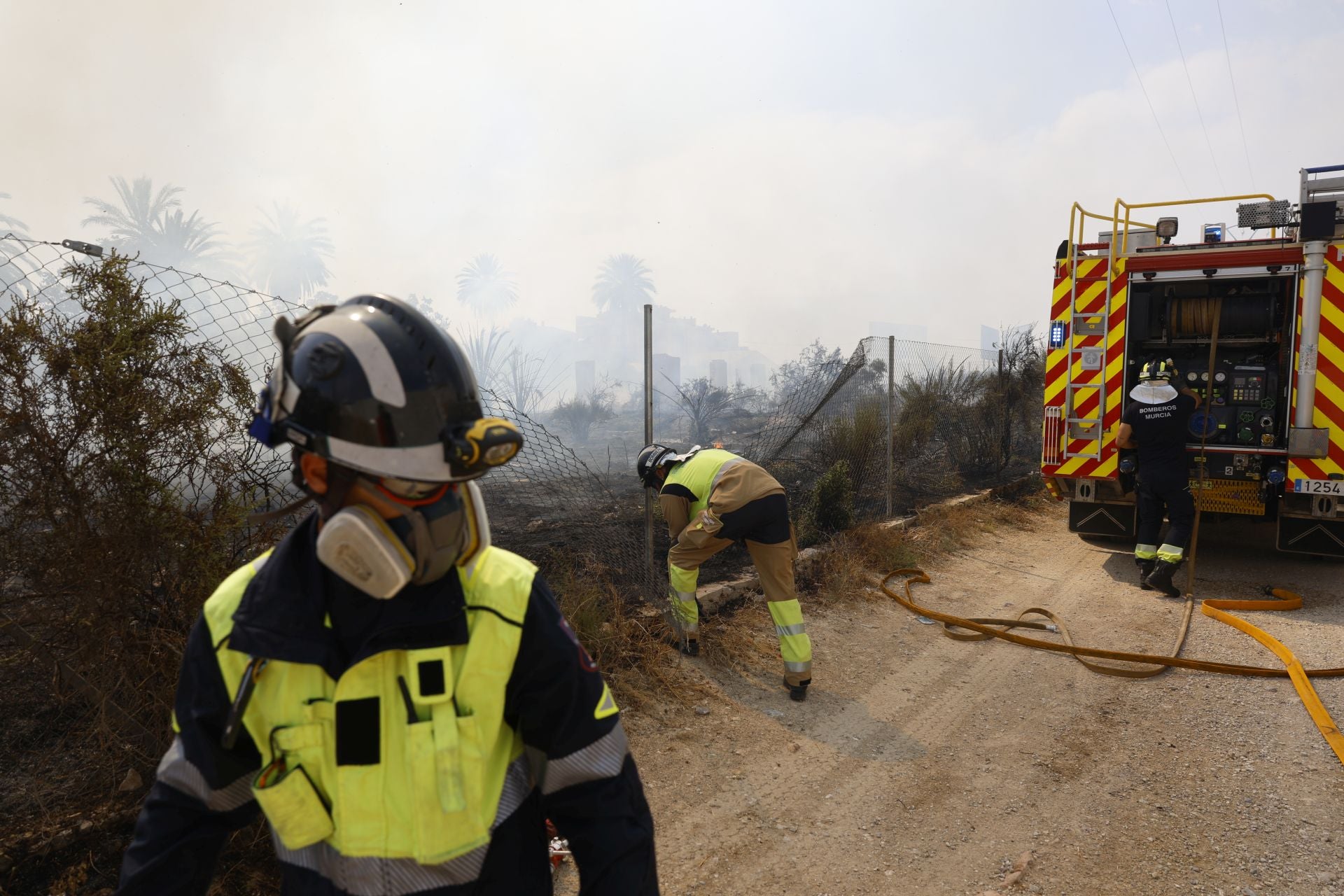 Las imágenes el incendio en un solar de Cabezo de Torres