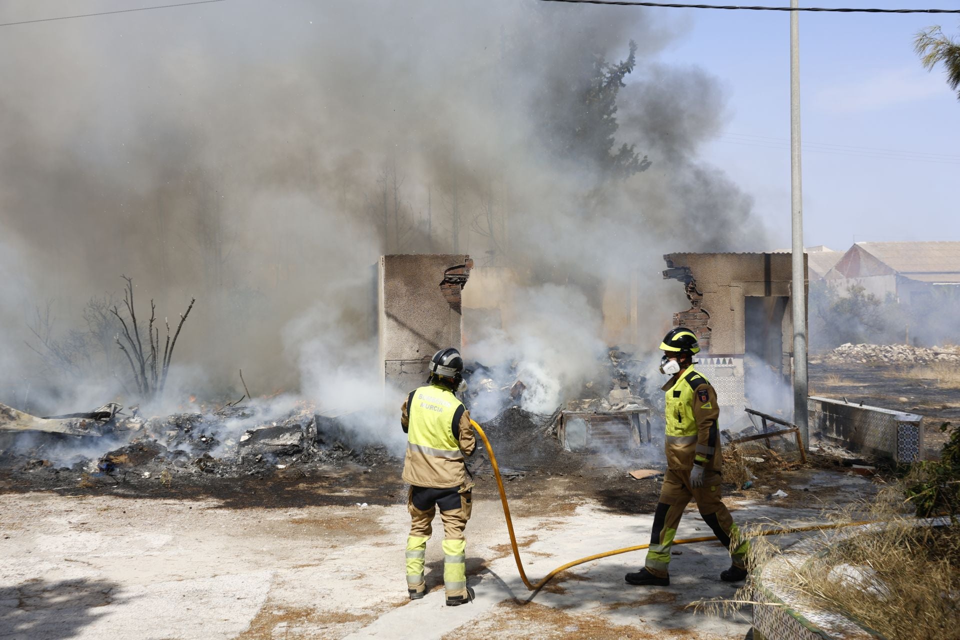 Las imágenes el incendio en un solar de Cabezo de Torres