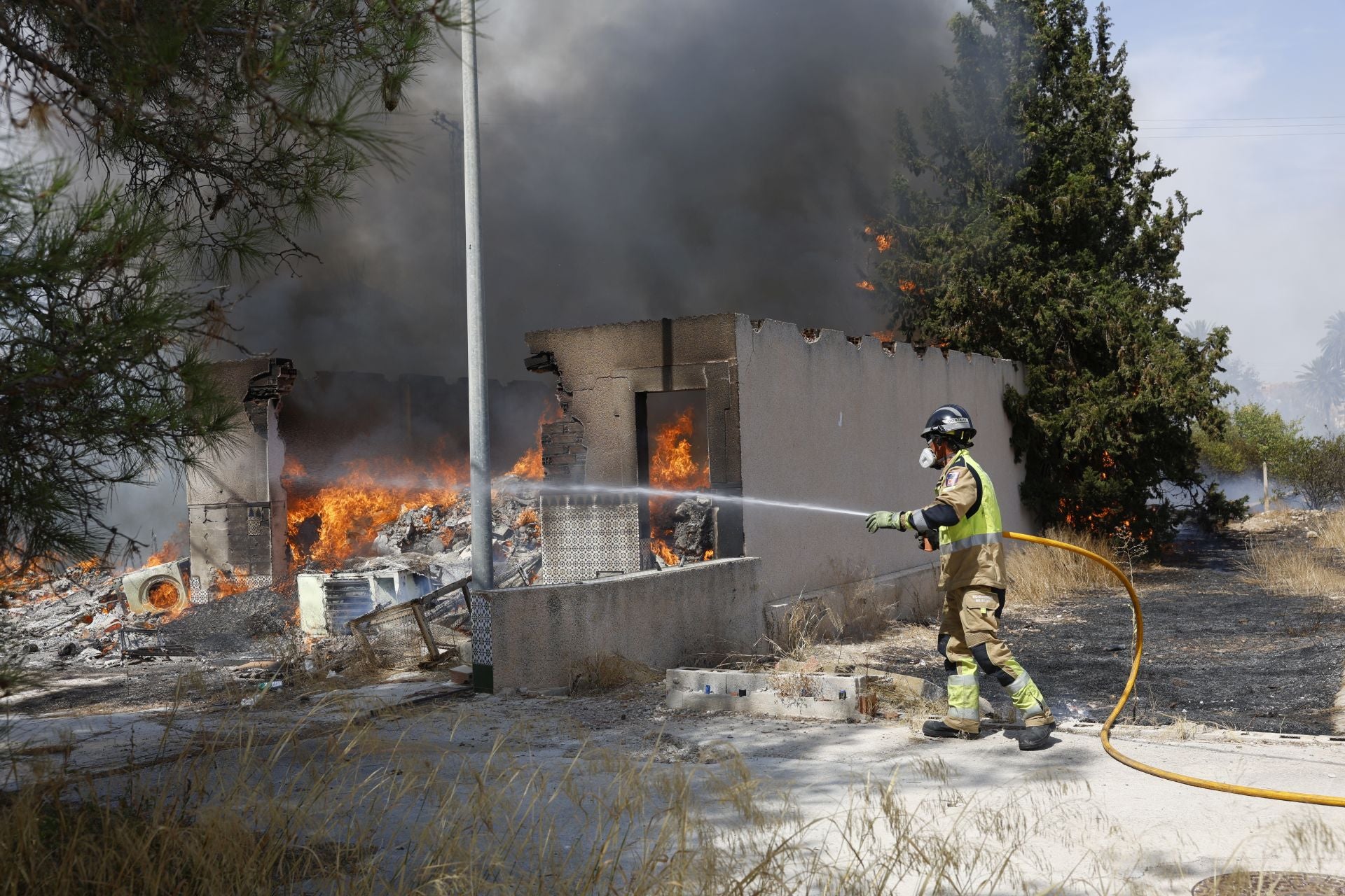 Las imágenes el incendio en un solar de Cabezo de Torres