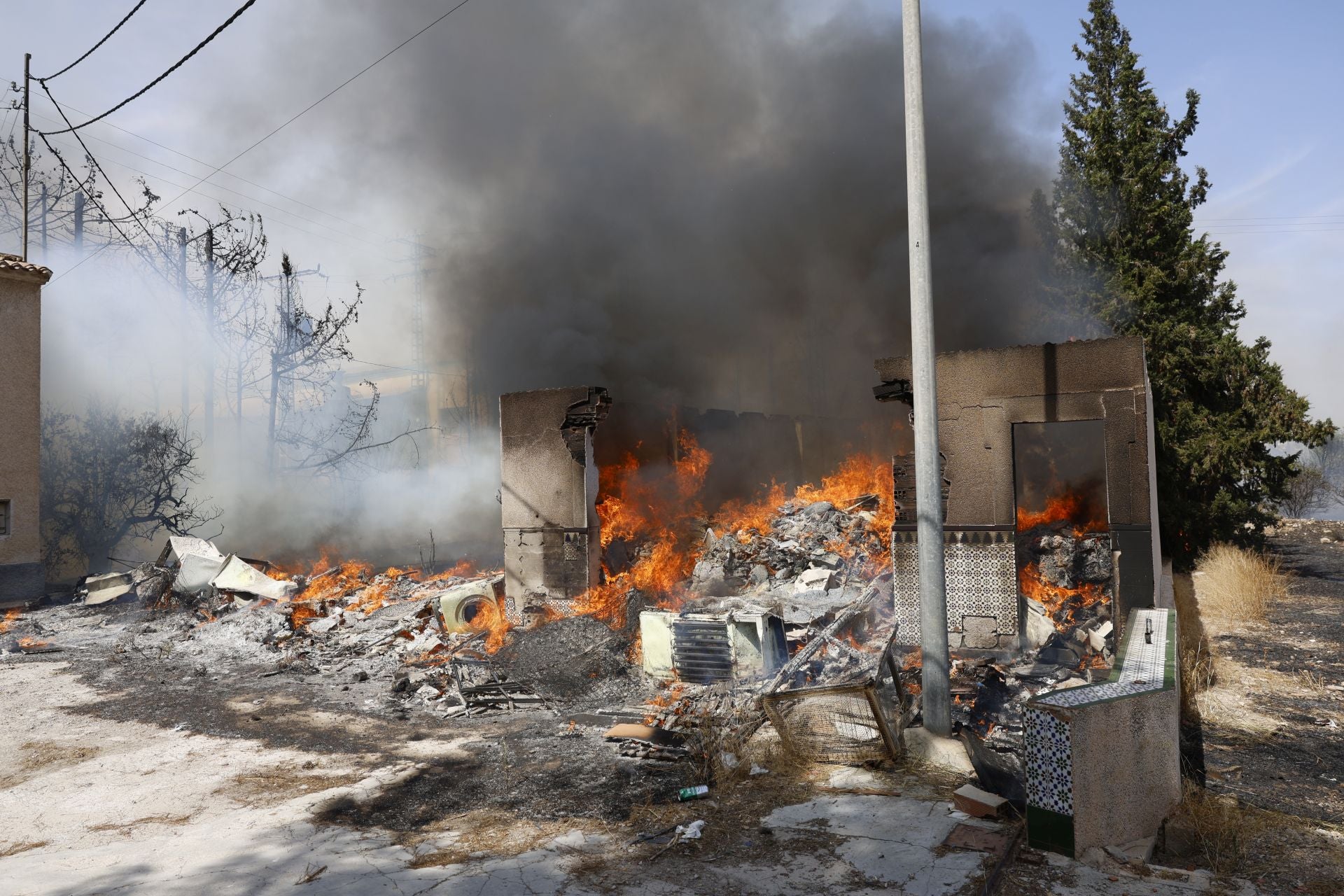 Las imágenes el incendio en un solar de Cabezo de Torres