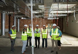 El alcalde y concejales reciben explicaciones de los responsables de las obras de rehabilitación del centro cultural.