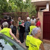 Concentración en apoyo a Donato Ndongo, a las puertas de la vivienda.