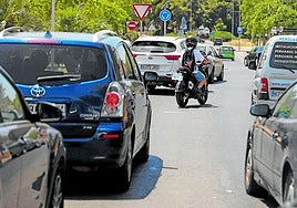 Vehículos circulan por las calles de Cartagena en una imagen de archivo.