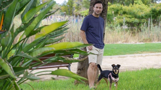 Rafaelillo, con su perro, en un parque de El Puntal, en Murcia, este miércoles.