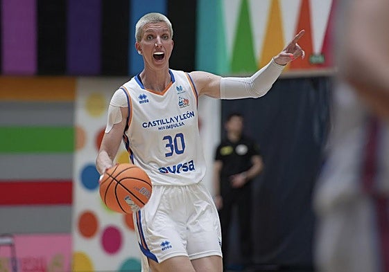 Laura Gil, en uno de susúltimos partidos con elPerfumerías Avenida deSalamanca, en el queestrenó su nuevo 'look'con el pelo muy corto.