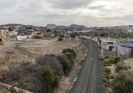Suelos contaminados de Los Mateos, junto a una gasolinera y la vía del Feve, donde el Ayuntamiento quiere construir 40 viviendas sociales.
