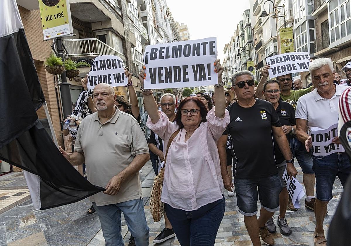 Peñistas pidiendo la marcha de Paco Belmonte, en la manifestación del pasado 14 de julio por la calle del Carmen.