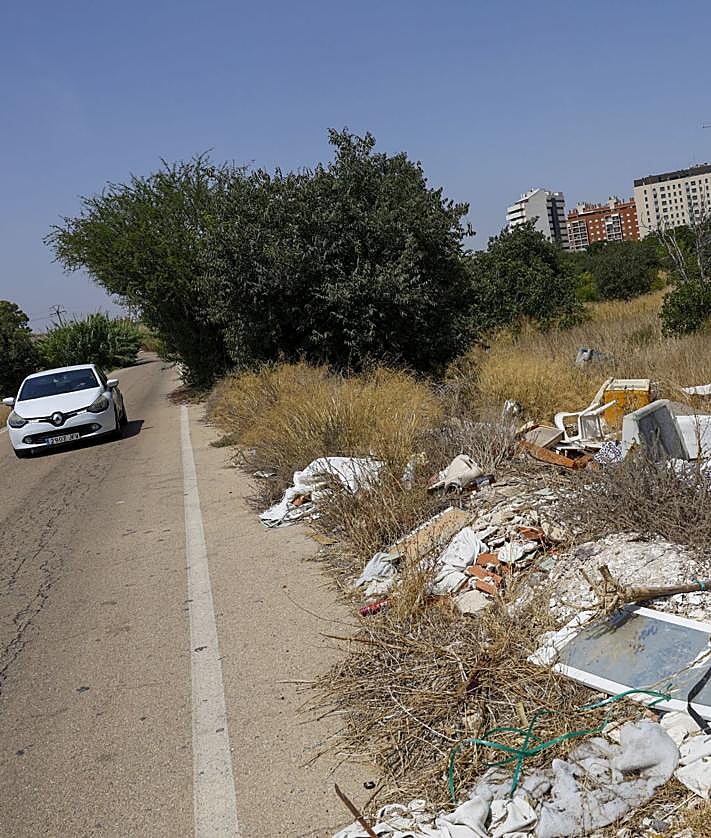 Imagen secundaria 2 - 1. El nuevo dron del Ayuntamiento, presentado en la Fuensanta. 2. Un camión pulpo recoge desechos apilados fuera del contenedor en los Alburquerques. 3. Residuos de obra en un carril de El Puntal. 