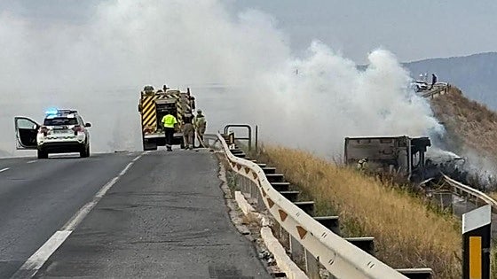 Herido el conductor de un camión al volcar y prenderse fuego en la autovía A-30, a la altura de la salida hacia Lorquí