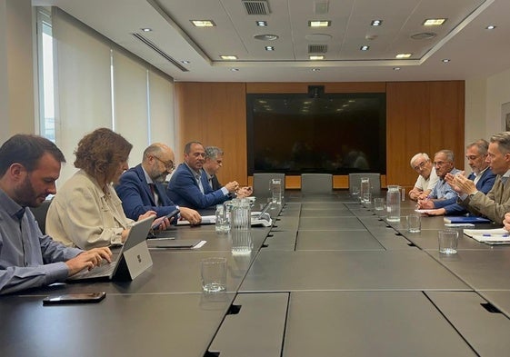 El alcalde, concejales y vecinos durante su encuentro con el presidente de ADIF.