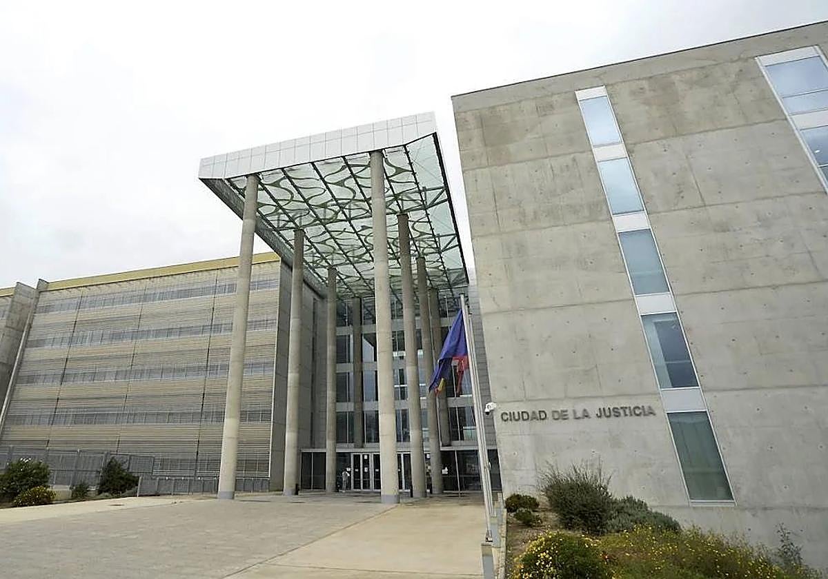 Entrada a la Ciudad de la Justicia de Murcia, en una imagen de archivo.