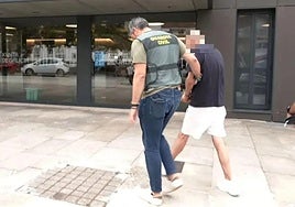 Un agente de la Guardia Civil, junto al joven murciano acusado de arrollar a un motorista en Galicia.