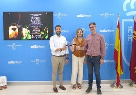 El director del Instituto de Turismo, Juan Francisco Martínez, con la alcaldesa de Jumilla, Seve González, y el presidente de la Ruta del Vino, Silvano García.