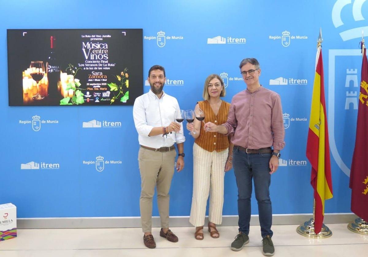 El director del Instituto de Turismo, Juan Francisco Martínez, con la alcaldesa de Jumilla, Seve González, y el presidente de la Ruta del Vino, Silvano García.